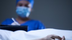 Mysteriózny nález v Indii: Našli 11 mŕtvych tiel, desať viselo zo stropu