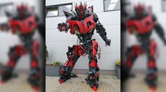 Zvárač z Humenného poskladal z troch áut takmer 5-metrového transformera