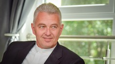 Kňaz z hospicu: Mnohí ľudia začínajú veriť v Boha až na smrteľnej posteli