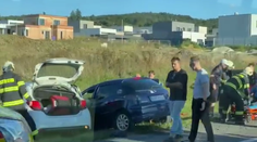 Vážna nehoda pred Záhorskou Bystricou. Vodič pri obiehaní kolóny narazil do oproti idúceho auta