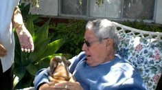 VIDEO: Pozrite sa, čo sa stane, keď dospelí nájdu pod stromčekom šteniatko