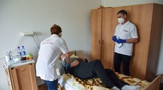 Hoci opatrovateľské príspevky išli od júla hore, v praxi ich majú viacerí krátené