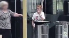 Chlapec na videu je priamo z odpadkového koša. Nikto mu nepomohol!