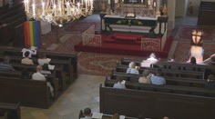 Veria rovnako ako ostatní, no v kostoloch nie sú vítaní. Dúhových kresťanov cirkev dlhodobo odstrkuje