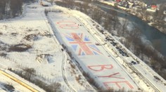 Partia recesistov sa lúčila s Britániou obrovskou vlajkou na zamrznutom rybníku