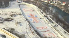 Partia recesistov sa lúčila s Britániou obrovskou vlajkou na zamrznutom rybníku