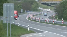 Po diaľnici pomalšie ako po bežnej ceste. A cestári si ešte počkajú