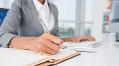 Dvadsať rokov dostávala plat za ničnerobenie. Teraz sa s firmou súdi