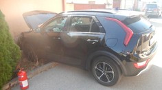 Rozbil čelné sklo, zlomil blatník, poškodil motor. V Dunajskej Lužnej šoféroval 11-ročný chlapec