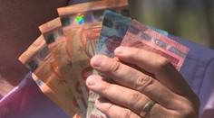 Ak si od banky požičiavate, zaplatíte čoraz väčší úrok. Ak do banky peniaze vložíte, zhodnotia ich minimálne