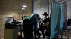 V Izraeli môžu dostať tretiu dávky vakcíny Pfizer ľudia nad 60 rokov