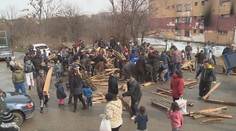 Na Luník IX priviezli odpadové drevo na kúrenie. Obyvatelia sa ho nevedeli dočkať