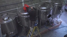 Briti pijú čoraz menej alkoholu. Na nový trend zareagovali aj pivovary