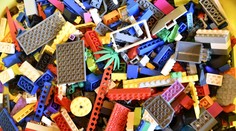 Mladý David vyrába umelé končatiny z lega. Dokáže s nimi cvičiť aj dvíhať predmety