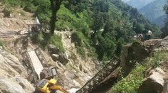 VIDEO: Vodič kamióna ignoroval varovania. S naloženým bagrom sa zrútil on aj most