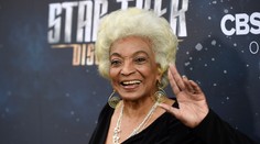 Zomrela Uhura zo Star Treku. Ako prvá Afroameričanka pobozkala belocha vo filme