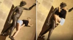 Turistka zneuctila sochu boha Bacchusa. Tvárila sa, že s ňou má pohlavný styk
