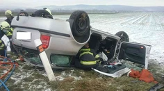 Vážna nehoda pri Piešťanoch. Po zrážke troch áut skončilo jedno na streche