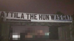 Fanúšikovia Slovana hľadali maďarských Fradi v meste márne. Pred Bratislavou ich „vítal“ provokatívny nápis