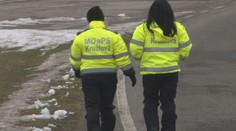 V obci pri Svidníku dozerajú na poriadok či bezpečnosť školákov iba ženy. Rešpektujú ich komunita aj deti