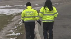 V obci pri Svidníku dozerajú na poriadok či bezpečnosť školákov iba ženy. Rešpektujú ich komunita aj deti