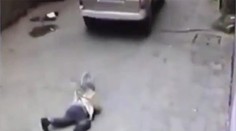 Štvorročného chlapca prešiel minibus. Vstal a šiel ďalej!