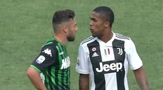 VIDEO: Ronaldov zápas zatienil jeho spoluhráč. Najprv dal súperovi lakeť, potom pľuvanec