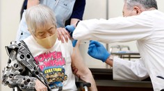 Obyvatelia Británie sa budú preočkovávať treťou dávkou vakcíny