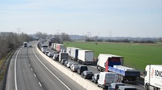 Hromadná nehoda na D1 pred bratislavským letiskom. Úsek je ťažko prejazdný