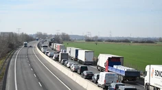 Hromadná nehoda na D1 pred bratislavským letiskom. Úsek je ťažko prejazdný