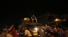 OBRAZOM: Turecká armáda sa pokúša o prevrat, časť ľudu sa postavila na odpor