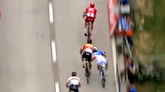 VIDEO Kontakt na hrane pravidiel: Sagan mal tesne pred cieľom problém s Démarem