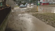 V Bratislave praskajú vodovodné potrubia. Takto zaplavila voda ulicu v Petržalke