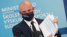 Stredné školy sa od pondelka zatvárajú a prechádzajú na dištančnú výučbu