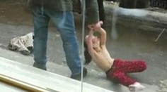 Otec vyzliekol dcéru na ulici a vláčil ju po zemi. Polícia nič neurobila