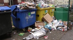 Ceny za odpad zvýšili, smeti sa však od Vianoc povaľujú pri kontajneroch