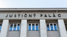 Väzeň v Justičnom paláci sa podpálil. S vážnymi zraneniami ho previezli do nemocnice