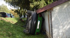 Pri Poltári si sadol za volant iba 12-ročný chlapec. Auto skončilo prevrátené na bok