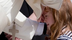 Pápež František spravil krásne gesto. Chorému dievčatku splnil sen