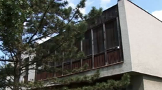 Spomínate si na spievajúci dom zo Štúrova? Objavil sa na divadelných doskách