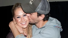 Hanbí sa Enrique Iglesias za Kurnikovovú? Po 13 rokoch ju ešte nepredstavil otcovi