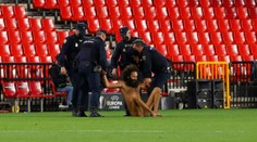 VIDEO: Zápas v Granade spestril nahý exhibicionista. Nemal ani rúško