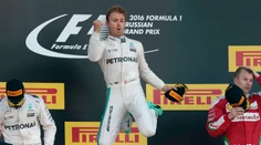 Čerstvý majster sveta F1 Rosberg šokujúco ukončil kariéru
