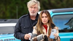 Baldwin: Pri nakrúcaniach, počas ktorých sú použité zbrane, by mal byť policajt