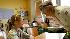 Učitelia uvidia pandemické odmeny vo výplate za december. V roku 2021 im majú aj zvýšiť plat