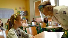 Učitelia dostanú za prácu počas pandémie odmenu. Už vieme, o koľko si prilepšia