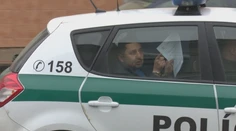 Gang, ktorý údajne zneužíval telesne postihnutých ľudí na žobranie, sa postavil pred sudcu