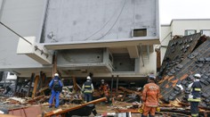 Zomrelo 62 ľudí a zranených je vyše 300. Japonskí záchranári stále prehľadávajú sutiny po zemetrasení