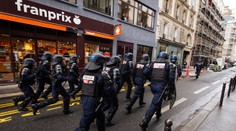 Muž, ktorý pobodal v Paríži troch ľudí, má byť duševne chorý bezdomovec. Útočil nožom aj kladivom