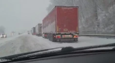 Severovýchod Slovenska zaskočilo husté sneženie. Kamióny sa nemohli ani pohnúť